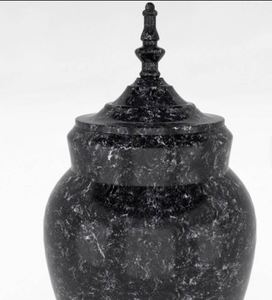 Urna Funeraria de Mármol Negro para Adultos con Acabado Duradero y Tapa - Product Image 3