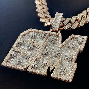 Colgante Personalizado con Iniciales SM con Diamantes Tallados en Baguette y Redondos en Acabado Plateado Chapado en Oro Rosa para Hombre y Mujer - Product Image 4