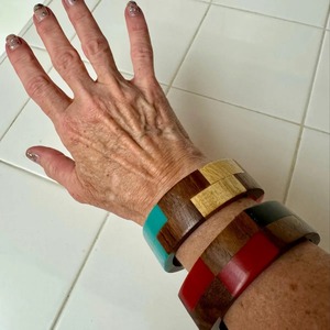 Brazaletes de madera hechos a mano con acabado natural, accesorios de madera de estilo joyería de moda, look moderno para mujer - Product Image 4