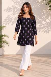 Kurti Floral Negro para Mujer |   Túnica de Algodón con Estampado de Flores Moradas |   Kurta india de cuello cuadrado y manga 3/4 |   Ropa Casual Étnica - Product Image 5