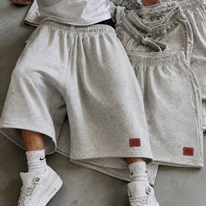 Shorts Bermuda en coton uni pour homme avec taille élastique et détail de patch, design décontracté taille mi-haute - Product Image 1