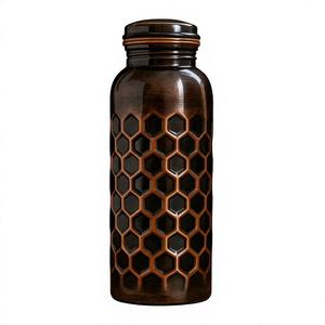 Bouteille d'eau en cuivre noir texturé, design nid d'abeille, bouchon anti-fuite, bouteille réutilisable pour une consommation saine, pour un usage quotidien - Product Image 2