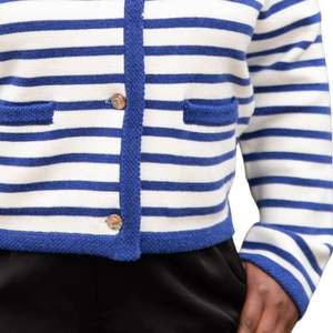 Cárdigan a rayas azules y blancas Zeta Phi Beta para mujer, suéter informal con botones y letras griegas bordadas - Product Image 6