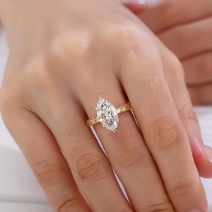 Bague de fiançailles solitaire en or massif 18 carats avec diamant synthétique standard de 2 carats, couleur F, clarté VS1, taille marquise, certifiée IGI - Product Image 1
