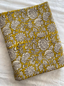 Tela de algodón estampada a mano con motivos florales Buti, material de algodón suave hecho a mano en India para confección de vestidos. - Product Image 3