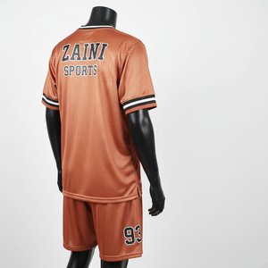 Ensemble court pour femme en jersey maille respirant 190 GSM de haute qualité, avec empiècements latéraux orange et noir, et logo thermocollé - Product Image 5