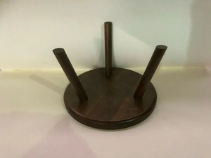 Soporte para pasteles de madera duradero y artesanal con tallados decorativos y elegante artesanía para mesa de postres rústica - Product Image 3