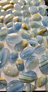 Cuarzo Lemuriano Natural de Grado AAA al por Mayor, Corte Cabujón, Suelto |   Cuarzo Azul Claro en Bruto con Juego de Colores |   Piedra Preciosa de Alta Calidad - Product Image 3