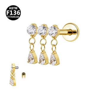 Pendientes de Cartílago Personalizados al por Mayor de Titanio G23 con Rosca Interna, 3 Circonitas Redondas y Circonita con Corte Triple en Forma de Pera - Product Image 1