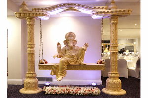 Magnifique balançoire de mariage gujaratienne avec Ganesha, Jhula design pour la décoration de mariage, configuration de Mandap Jhula avec Ganpati New York - Product Image 3
