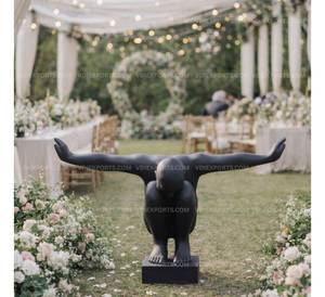 Estatua de Ángel Negra Mate de Estilo Zen Contemporáneo y Estética de Cuentos de Decadencia, Accesorio Decorativo Premium para Eventos en la Orilla del Mar - Product Image 1