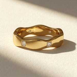 Bague en or massif 14 carats avec diamant taille princesse 0,10 carat et bord ondulé, sertie d'un anneau en or massif 14 carats avec diamant de laboratoire, cadeau de mariage ou de promesse unisexe - Product Image 1