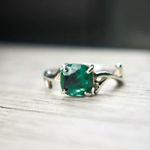 Bague en émeraude naturelle brute, forme carrée, faite à la main, style vintage, inspirée de la nature, bijoux en émeraude pour femmes - Product Image 1