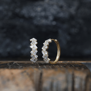 Pendientes de Oro Amarillo Sólido de 18k con Diamantes Cultivados en Laboratorio de Corte Baguette y Redondo Brillante de 0.92cts F/VS, Joyería Fina - Product Image 2