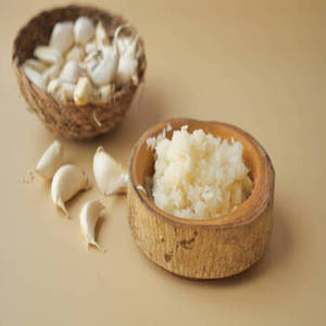 กระเทียมบดอินเดียเกรดพรีเมียมสำหรับผู้นำเข้า ผู้จัดจำหน่าย และบริษัทบริการอาหารที่ต้องการแหล่งจ่ายวัตถุดิบจำนวนมากที่เชื่อถือได้ - Product Image 1
