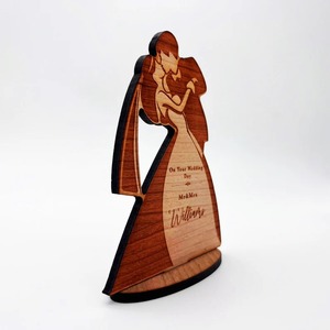 Centre de table en bois au design luxueux avec accents dorés et fleurs, coffret cadeau romantique pour les couples à la Saint-Valentin - Product Image 2