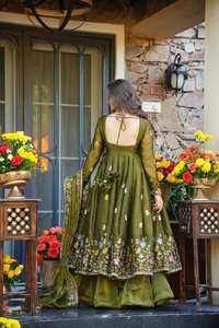 Traje de Gala Sharara con Dupatta de Seda Suave y Texturizada con Bordado Multicolor de Lentejuelas - Product Image 3