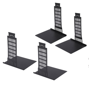 Sujetalibros de metal negro y cono dorado disponibles a precios de mayorista que añaden un toque elegante y moderno de mediados de siglo a tu estantería. - Product Image 3