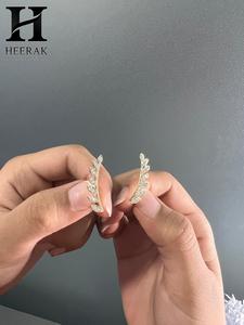 Pendientes de Oro con Diamantes Cultivados en Laboratorio en Forma de Hoja de Lujo, Diseño de Rama de Olivo, Joyería al por Mayor - Product Image 2