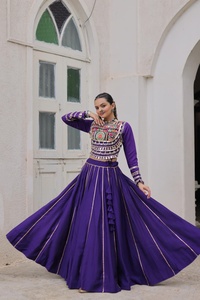 Lehenga traditionnel en soie romaine, longueur ras du sol, pour tenue de soirée, avec dentelle Gota-Patti attrayante et haut en patchwork Kutchi, infroissable - Product Image 2