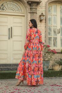 ชุดราตรีลายสุนัขจิ้งจอกที่สง่างามพร้อมเสื้อคลุมแบบ3ชั้นพลาโซเหมาะสำหรับการรวบรวมหรือใช้งาน