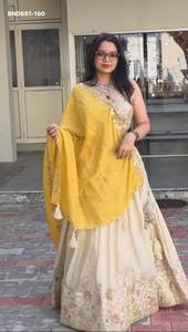 Nueva variedad de Lehenga Choli y conjunto Dupatta con bordado de lentejuelas en Chinon de alta calidad y aspecto elegante. Proveedor indio. - Product Image 5