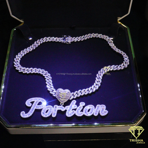 Collar con Colgante Personalizado con la Palabra "Vicky", Estilo Diamante, Cadena Cubana, Proveedor de Joyería - Product Image 2