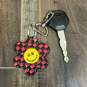 Porte-clés artisanal en cuir véritable à motif floral et smiley, nouveau, coloré, breloque de sac, fournisseur en gros, souvenir, clip porte-clés - Product Image 4