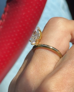 Anillo Solitario Augustus con Diamante Cultivado en Laboratorio de Corte Marquesa de 1.50 ct, Anillo de Oro Amarillo de 14K, Certificado IGI - Product Image 3