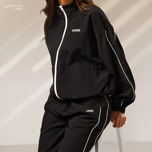 ชุดกีฬาผู้หญิง 3 ชิ้น แฟชั่นปี 2026 ขายส่ง ชุดวอร์มซิปแบบโอเวอร์ไซส์ ตกแต่งด้วยแถบผ้า แจ็คเก็ตแทร็คเนื้อผ้าไนลอน 100% น้ำหนักเบา - Product Image 3