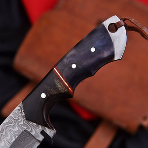 Nouvelle édition personnalisée, couteau de chasse et de dépecage à lame fixe pleine longueur en acier Damas, fait main, avec crochet à viande, ambidextre, manche en corne - Product Image 5
