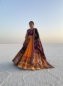 Ensemble Lehenga Choli de créateur jaune et violet pour Navratri, en coton mousseline épais, avec broderie de miroirs authentique et imprimé numérique, pour les festivals Garba et Dandiya - Product Image 3