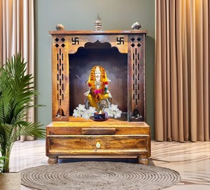 Chapelle de prière traditionnelle en bois avec sculpture de swastika |   Pooja Ghar de table avec plateau coulissant |   Vente en gros B2B Inde - Product Image 2