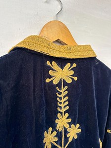 Chaqueta Larga de Terciopelo Azul Marino Estilo Bohemio Vintage, Bordada con Diseño Floral, Cuello Camisero, Manga Larga, Ropa de Abrigo para Invierno - Product Image 4
