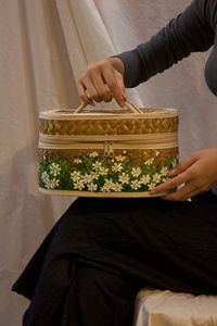 Bolsa de Maquillaje Artesanal Ecológica de Hierba de Sedge con Flores, Dos Asas, Cierre Abierto, Organizador de Cosméticos para la Vida Diaria y Viajes - Product Image 2
