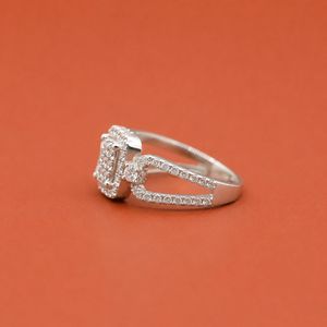 Anillo de Moissanita Minimalista con Halo Cuadrado en Plata S925 para Mujer, Estilo Boda - Product Image 3