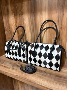 Bolso tote hecho a mano con parches de cuero genuino de vaca con pelo. |   Bolso de hombro estilo western para mujer con correa desmontable - Product Image 5