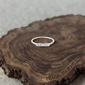 Bague de fiançailles et de mariage minimaliste en diamant de laboratoire taille baguette, trois pierres, or blanc 18 carats plaqué rhodium, délicate et empilable - Product Image 3