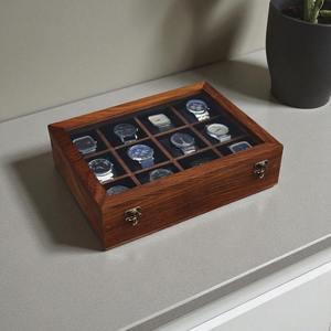 Organisateur de bijoux en bois de luxe très demandé avec miroir et serrure, boîte élégante pour montres, disponible à la vente - Product Image 1