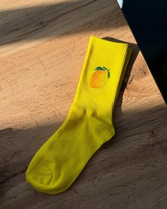 Chaussettes en coton personnalisées imprimées avec motifs de fruits, chaussettes mi-mollet, ambiance estivale, logo décontracté, broderie jacquard, fabricant de chaussettes en gros - Product Image 4