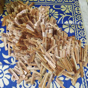 Peine de madera de Neem hecho a mano con dientes anchos para el cuidado del cabello a precio mayorista - Product Image 4
