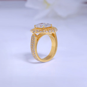 Anillo de Compromiso de Moissanita Chapado en Oro, Corte Esmeralda, Engaste Pavé, Anillo de Cóctel, Joyería de Moda Glam para Mujer - Product Image 6