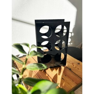 Nouveauté : Porte-bouteilles minimaliste en métal, forme rectangulaire, design durable pour le rangement à domicile ou au bar, avec découpes rondes - Product Image 3