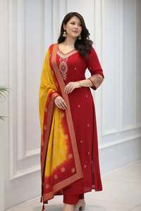 Kurta en soie Berry Berry orné de broderies mécaniques complexes, accompagné d'un pantalon et d'un dupatta Kanjivaram à rayures Zari. - Product Image 1