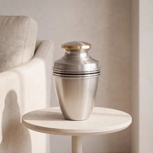 Urne funéraire structurée en laiton avec accents de bande géométrique, finition brossée et couvercle à bord doré pour souvenir commémoratif - Product Image 3