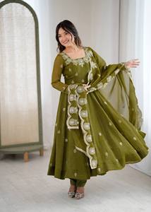 Kurta pour femmes avec motifs ethniques brodés, travail au fil régulier, avec pantalon et dupatta - Product Image 5