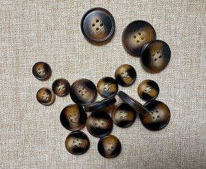 Botones Redondos de Cuerno de Búfalo de Alta Calidad, Estilo Animal, Duraderos, Hechos a Mano, con 4 Agujeros, para Coser Ropa, Camisas y Trajes - Product Image 1