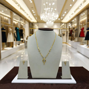 Conjunto de Collar y Pendientes con Colgante Circular Geométrico Dorado y Diamantes Brillantes, Joyería Sofisticada para Mujer - Product Image 4