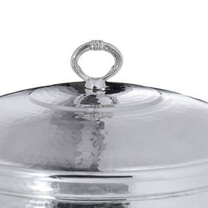 Elegante plato para calentar alimentos plateado con diseño de cuenco estriado y base con asas laterales y tapa a juego. - Product Image 6