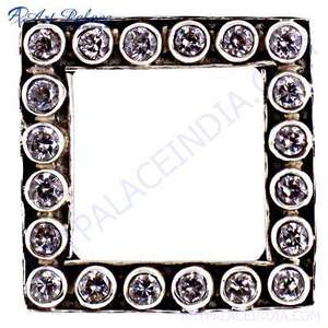 Cubic Zirconia Silver Fine Pendant & Charm Producto elegante en la categoría de joyería - Product Image 1